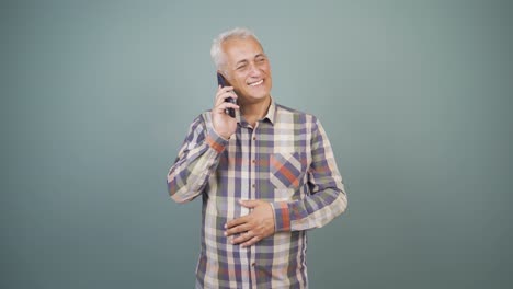 Hombre-Feliz-Hablando-Por-Teléfono.